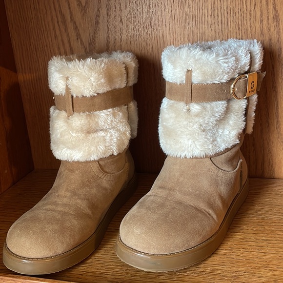 Adorable fuzzy Guess boots - Picture 2 of 3